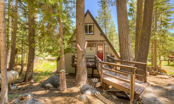 Pla-Vada Woodlands Cabin | Secluded cabin with deck, WiFi, loft, W/D & gas fireplace - quiet location
