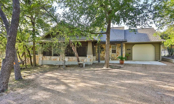 Kerrville House | Secluded cottage close to town with firepit