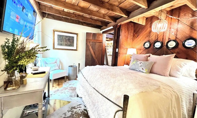 Hamilton Cabin | Secluded Creekside Luxury Cabin Callaway Gardens/FDR/Poplar Place Farm