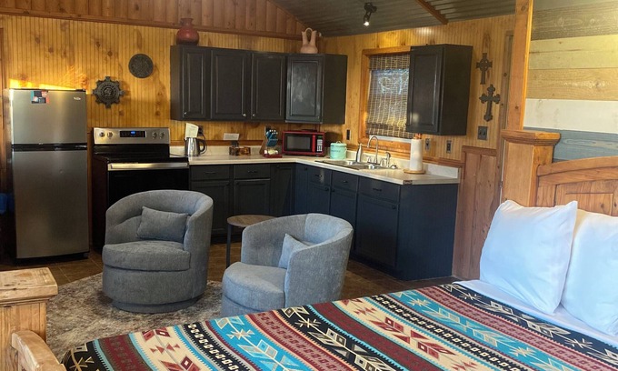 Paluxy Cabin | Secluded Escape with scenic views & hot tub