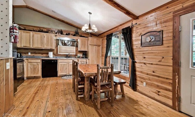 Sylvan Shores Cabin | Secluded Getaway Cabin in the woods Wifi Smart TVs