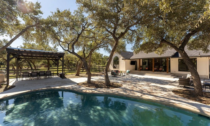 Austin House | Secluded Hill Country Luxury: Modern Vibes, Pool & 18 Miles to Austin