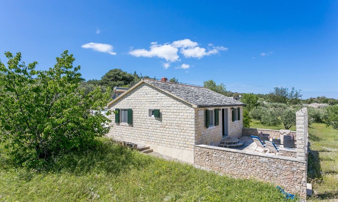 Supetar House | Secluded house with a parking space Supetar, Brač (K-17330)