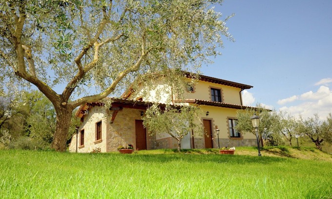 Ramazzano Apartment | Secluded Mansion in Perugia with Jacuzzi