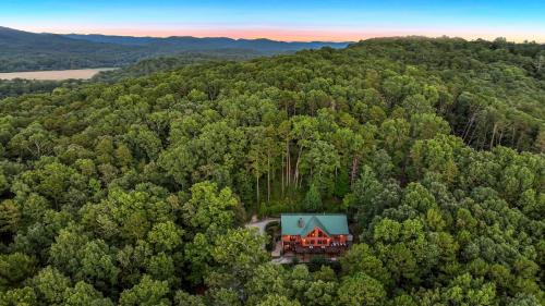 Helen House | Secluded Mountain Lodge w King Beds Game Room Hot Tub Firepit 2 miles to Helen,GA