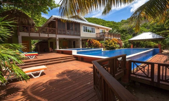 Camp Bay Villa | Secluded Oceanfront 4BR Luxury Villa - Fully Staffed on Camp Bay Beach, Roatan