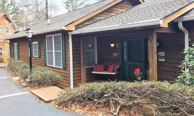 Sapphire Villa | Secluded Villa, 3 Minute Walk to Gorgeous Lake, Bald Rock & Walking Trails