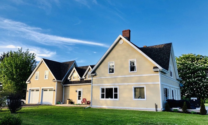 Meadowbank House | Secluded waterview farmhouse near city + beaches