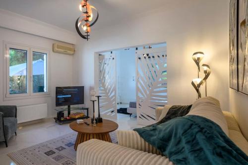 Glyfada Villa | Seclusion, Privacy and 2 bedroom Luxury in Glyfada