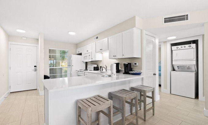 Destin Condo | Second floor condo with pool access, ccean view, WiFi, W/D, and central AC