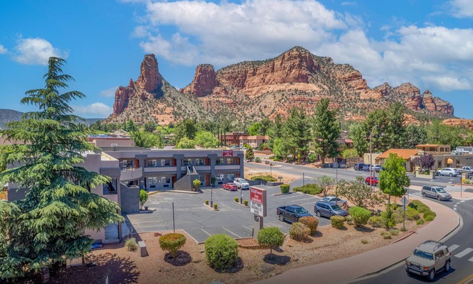 Sedona Hotel | Sedona King Suite with Kitchenette & Stunning Bell Rock Views