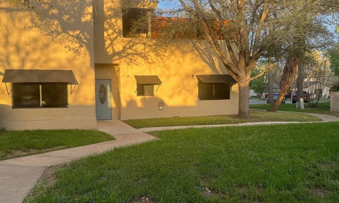 Kerrville House | SEE THE ECLIPSE ! 3/3 UNFURNISHED townhouse with a large 2nd story terrace