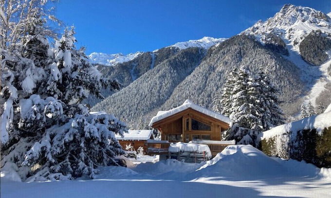 Les Praz-de-Chamonix Ski Chalet | Semi Detached Chalet For 8 With Balcony & Garden