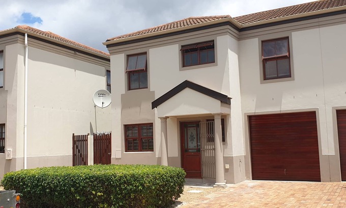 Tokai House | Semi-detached Town House with 3 bedrooms, 2.5 bathrooms, lounge and patio