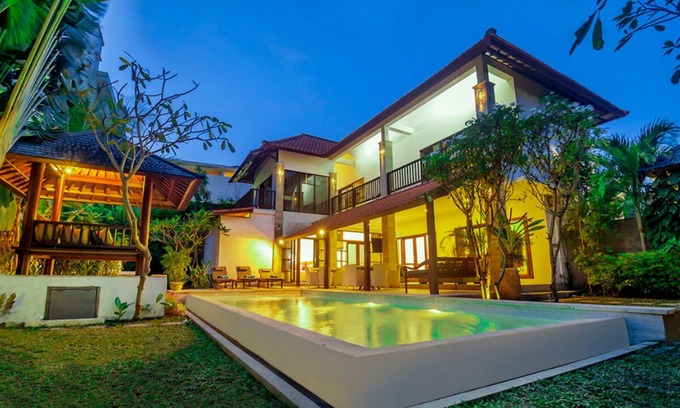 Petitenget Villa | SEMINYAK, WALK TO BEACH, 7 BDRM, AMAZING VALUE