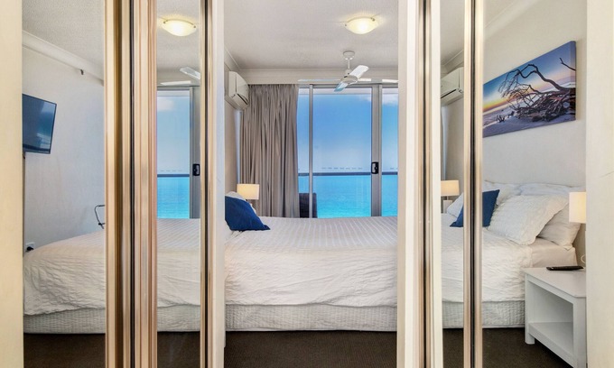 Surfers Paradise Apartment | Sensational Beach & Ocean views. Free fast Wifi. Best Location