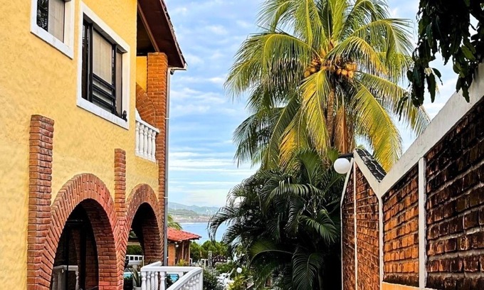 Tamanique House | Sensational Surfers Paradise Casita or . "Love Shack"