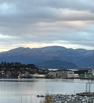 Leirvik Apartment | Sentral og romslig bolig