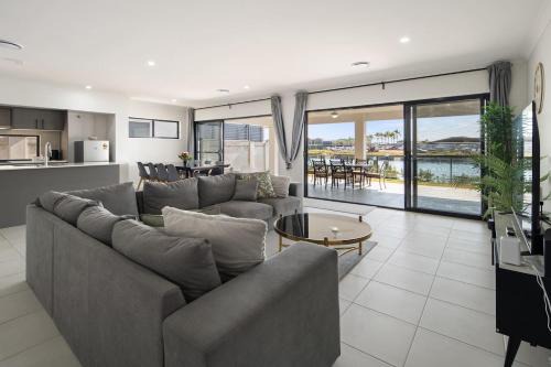 Gold Coast House | Serena by the Water - Family Retreat in Hope Island