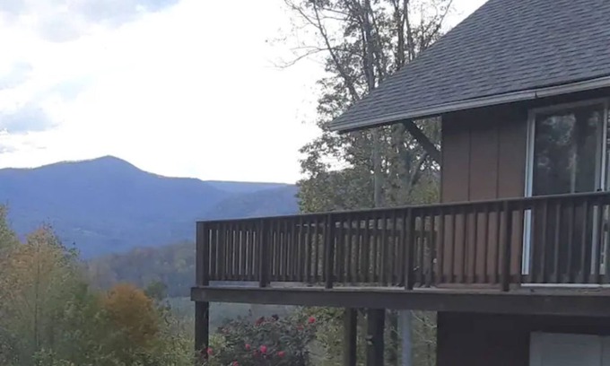 Haywood Cabin | Serendipity with a View. (cozy mountain retreat)