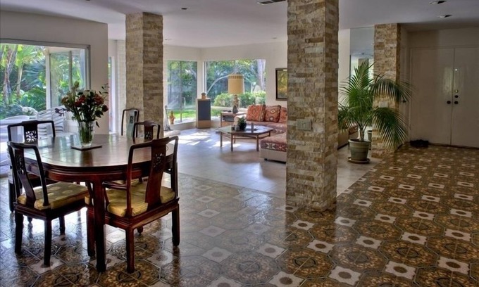 Huntington Beach House | Serene and Large 3bd 2BA Midcentury Modern Home