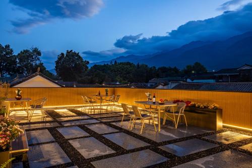 Dali Ancient Town Hotel | Serene Clouds And Moonlight
