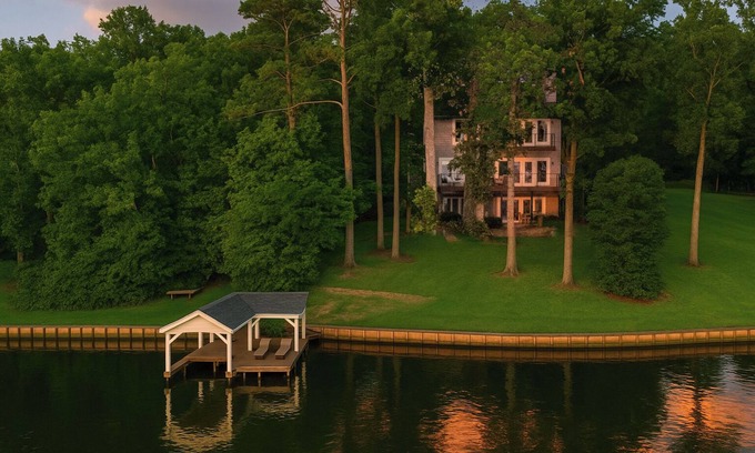 Macon House | Serene Lakefront-Firepit | Spa | Dock | SUP+Kayaks