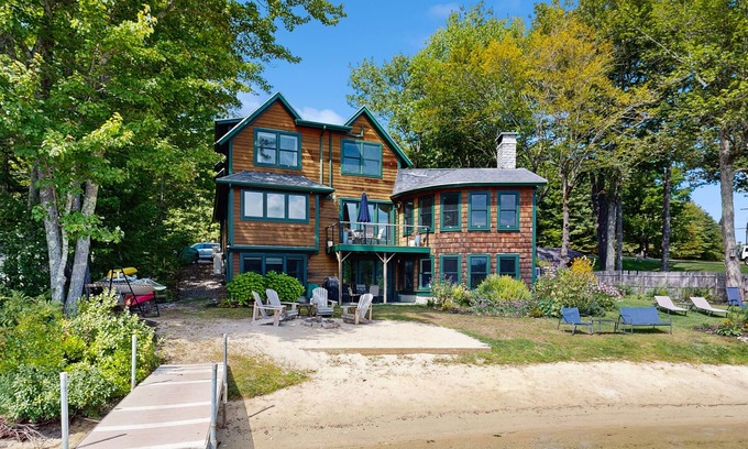 Casco House | Serene Lakefront Lodge with Private Beach, BBQ Grill, Dock and Game Room