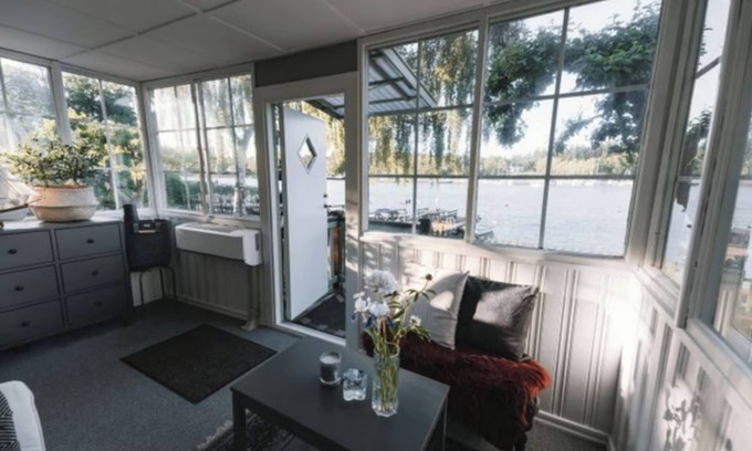 Solna Cabin | Serene lakeside cabin next to the sea just 10 minutes from Stockholm city!