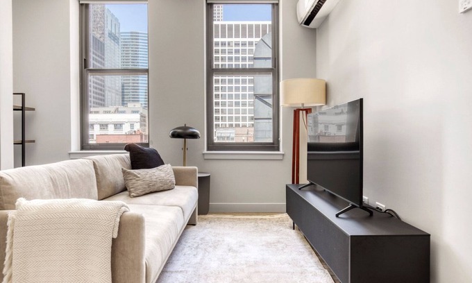 The Loop Apartment | Serene Loop 1BR w/Gym, Roof & Lounge, same block as L, by Blueground