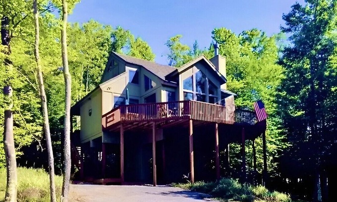 Davis House | Serene Pet Friendly Cabin w/Resort Perks in Heart of WV Hike/Fish/Bike/Ski