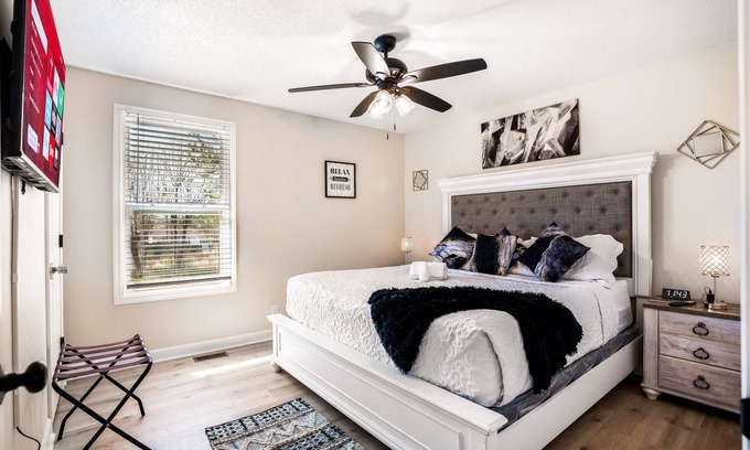 Clarksville House | Serenity Cottage 300mbps WiFi - Dog Friendly