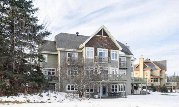 Mont-Tremblant Ski Chalet | Serenity Peaks Lodge by InstantSuites-LaBete Golf