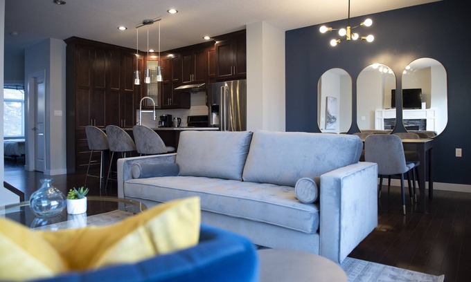 Northwest Edmonton House | Seventh Heaven|Walk to Shops|WEM and Downtown|