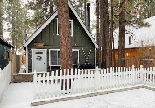 Big Bear House | Shady Pine Cottage - This adorable cabin is the perfect getaway for your next stop in the mountains!