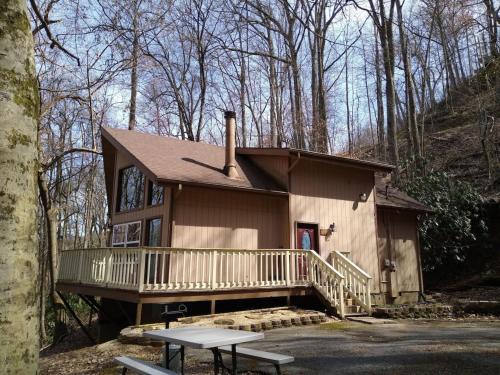 Chalet Village Ski Chalet | Shady Woods Retreat 3BR Chalet