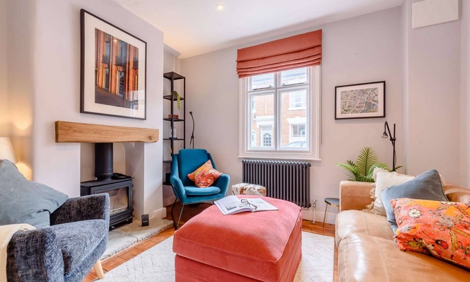 City Centre Cottage | Shakespeare Cottage - a cottage that sleeps 6 guests in 3 bedrooms