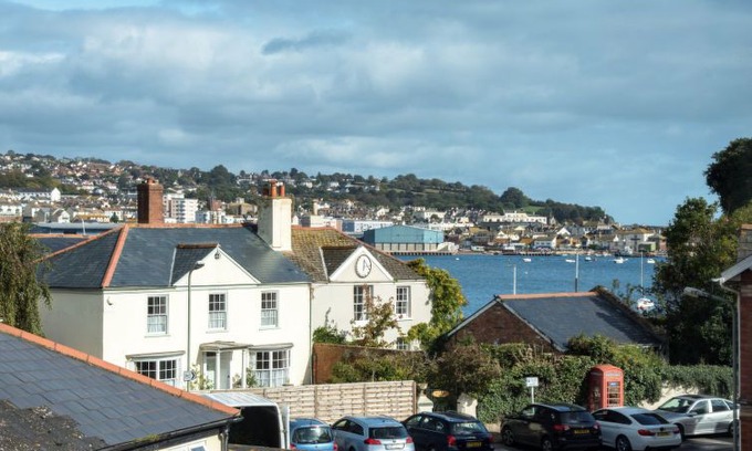 Shaldon Villa | Shaldon Holiday Home, Sleeps 7 with WiFi