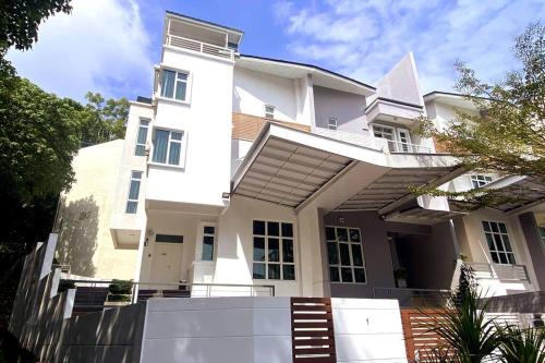 Tanjung Bungah Villa | Shamrock Breeze Villa: Coastal Haven for 29 Guests