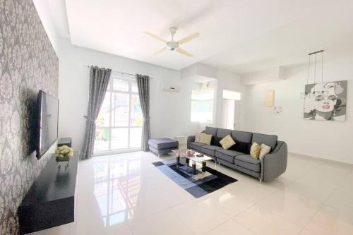 Tanjung Bungah Villa | Shamrock Breeze Villa 2: Coastal Haven for 25 Guests