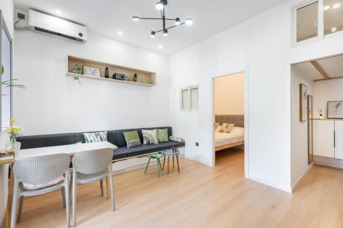 Downtown Shanghai Apartment | Shanghai Hills&XING 1884 Family Homestay Near Line2 & Line12 West Nanjing Road
