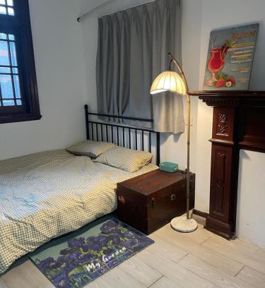 Huaihai Road Commercial Area Apartment | Shanghai old Alleyway