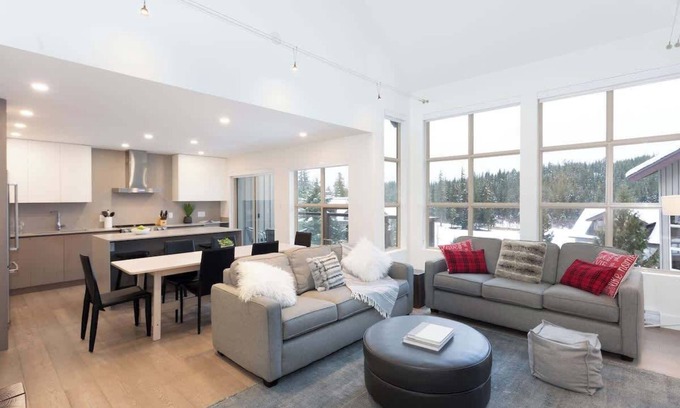 Blackcomb House | Shared Hot tub, Shuttle to Skiing & Village, Views