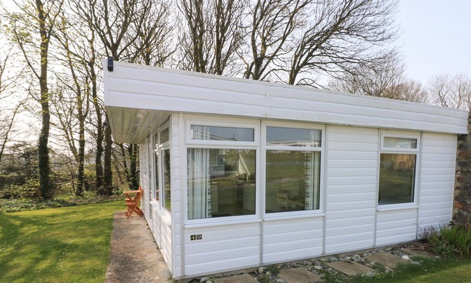 Haverfordwest House | SHEARWATER CHALET, with a garden in Roch