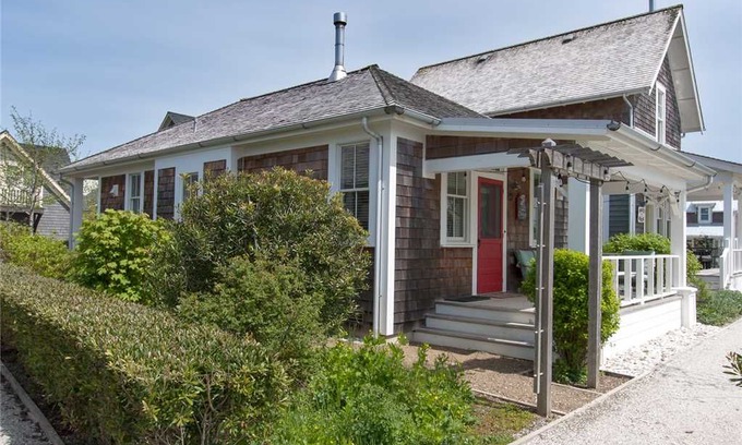Seabrook House | Shell Cottage: 2 BR / 2 BA seabrook in Pacific Beach, Sleeps 6
