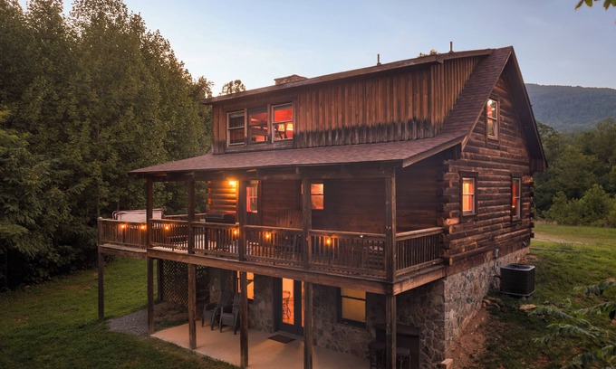 Stanardsville House | Shenandoah Mountain Majesty Log Cabin on 15 Acres - Hot Tub-1GB Fiber Internet