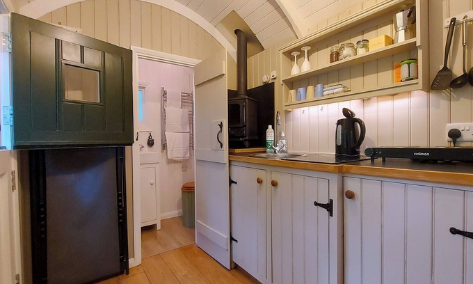 Robertsbridge House | Shepherd hut, wood stove, fire pit, BBQ in small woods. 1066 Country/High Weald.