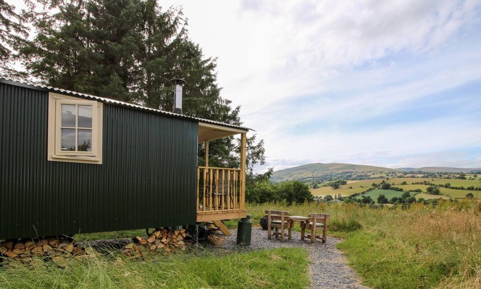 Oswestry Cottage | SHEPHERD'S HUT AT RETREAT, romantic in Llanrhaeadr-Ym-Mochnant