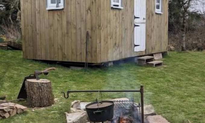 Llangadog Apartment | Shepherds Hut in Dark Sky Reservenn