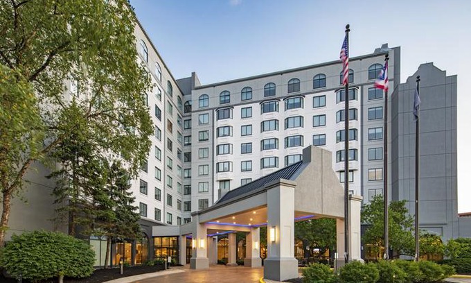 Crosswoods Hotel | Sheraton Suites Columbus